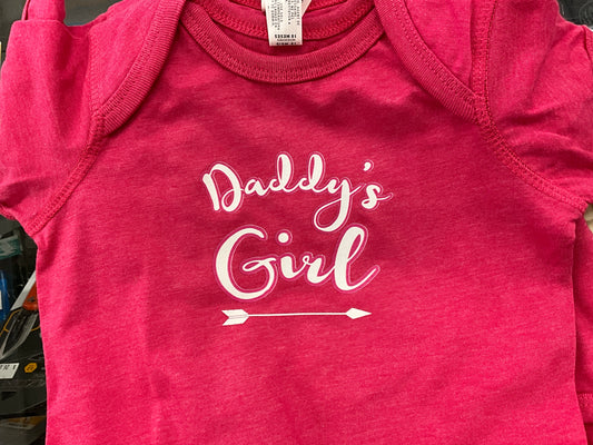 SWIFTWEAR- BABY SS ONESIE- “DADDY’S GIRL”- 32339