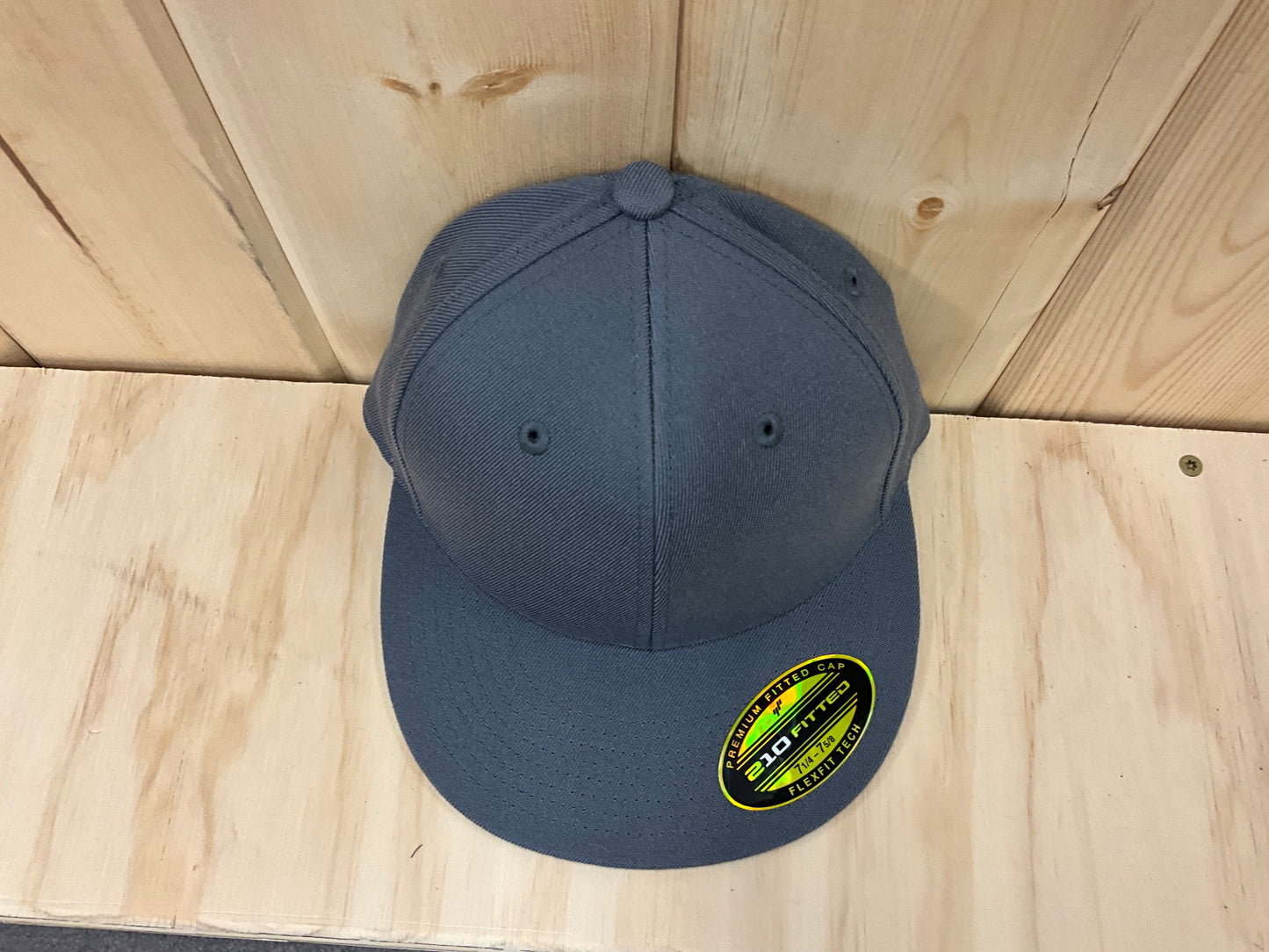 210 FITTED FLEXFIT TECH SIX PANEL FLAT BILL CAP - 6210FF