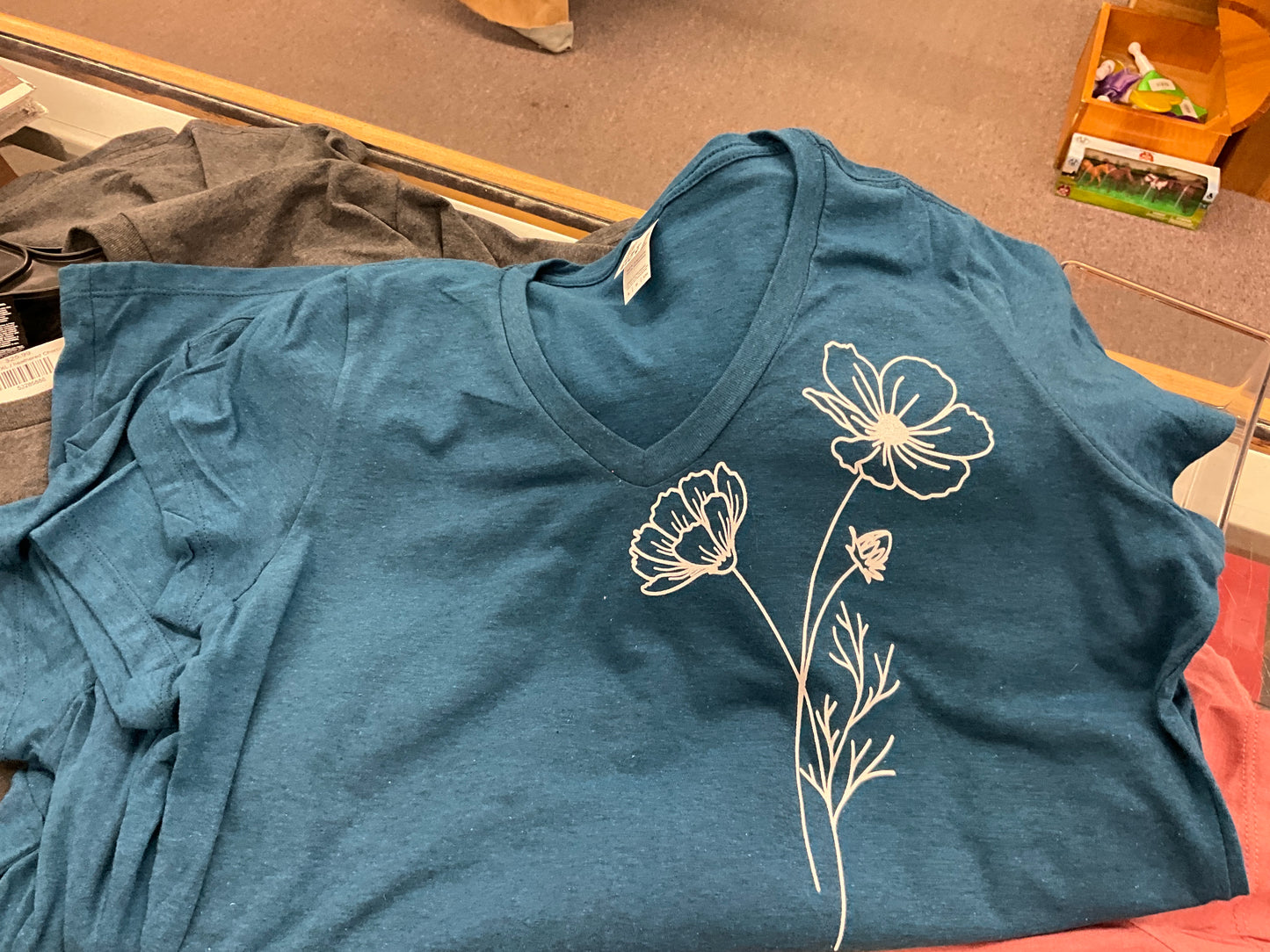 SW FLOWER VNECK DM1190