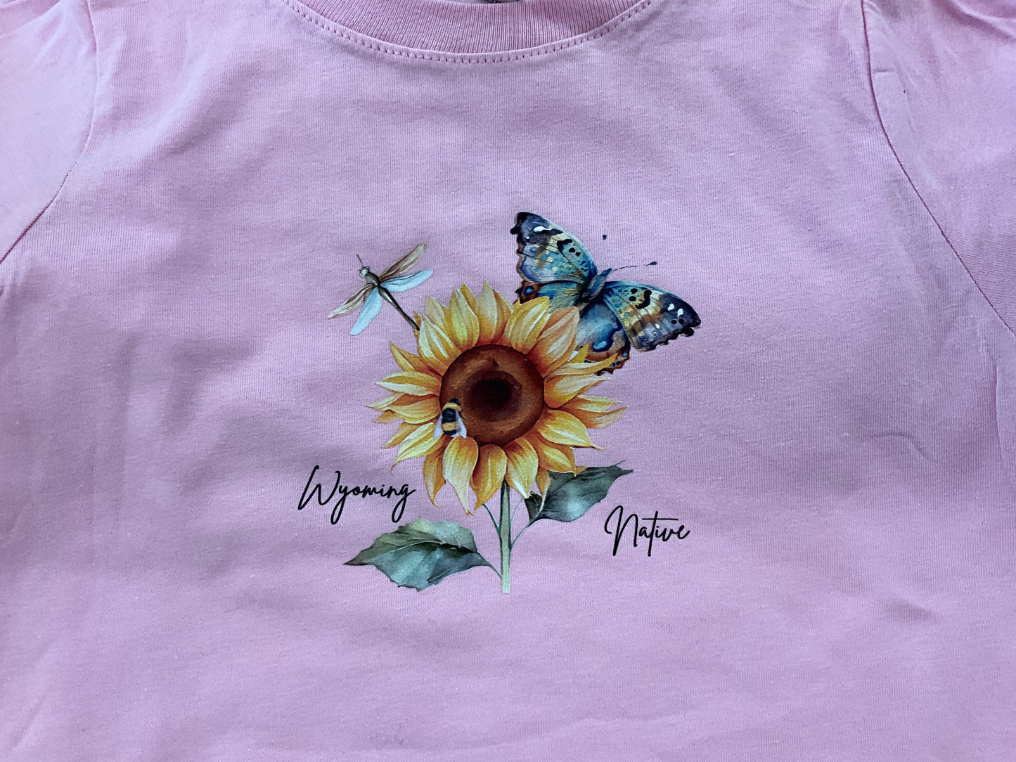 SWIFTWEAR- SS T “WYO NATIVE” SUNFLOWER/BUTTERFLY- RS3321WYO