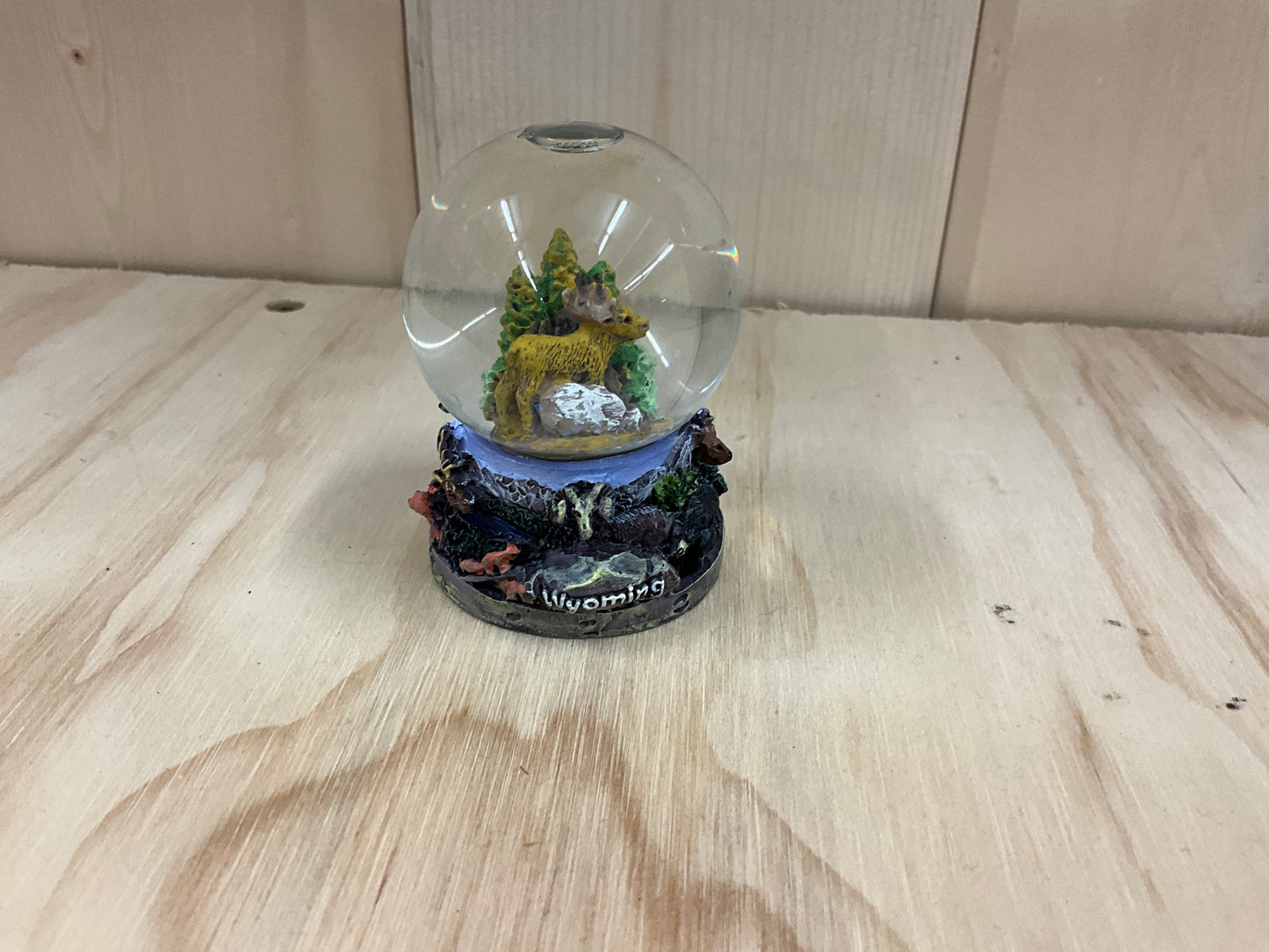 G54-SNOW GLOBE, “WY” WILDLIFE-403220