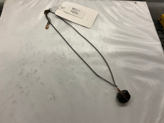 EDGY PETAL-NECKLACE -2022