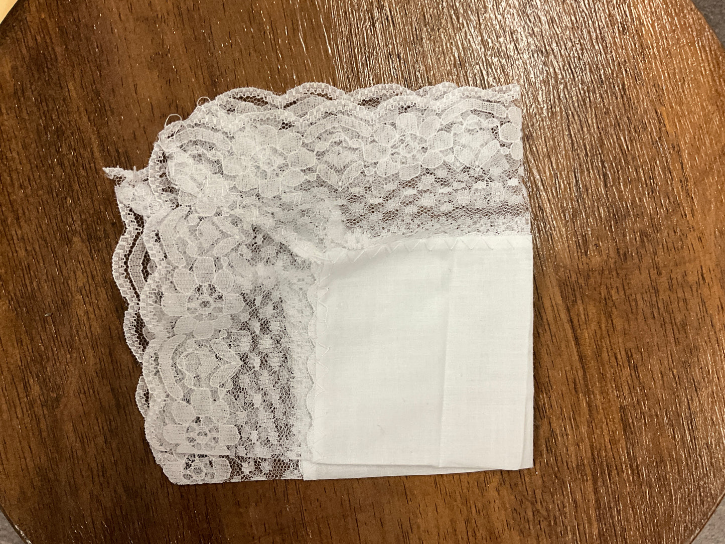 GILTON- WHITE HANKIE W/LACE- 5120