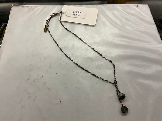 EDGY PETAL NECKLACE-TC545